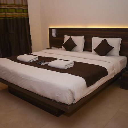 โอโย 9850 โฮเต็ล ออน เดอะ ร็อค Hotel มหาบาเลชวาร์ ภายนอก รูปภาพ