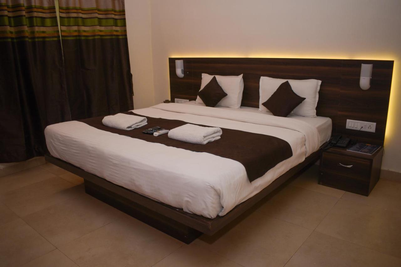 โอโย 9850 โฮเต็ล ออน เดอะ ร็อค Hotel มหาบาเลชวาร์ ภายนอก รูปภาพ