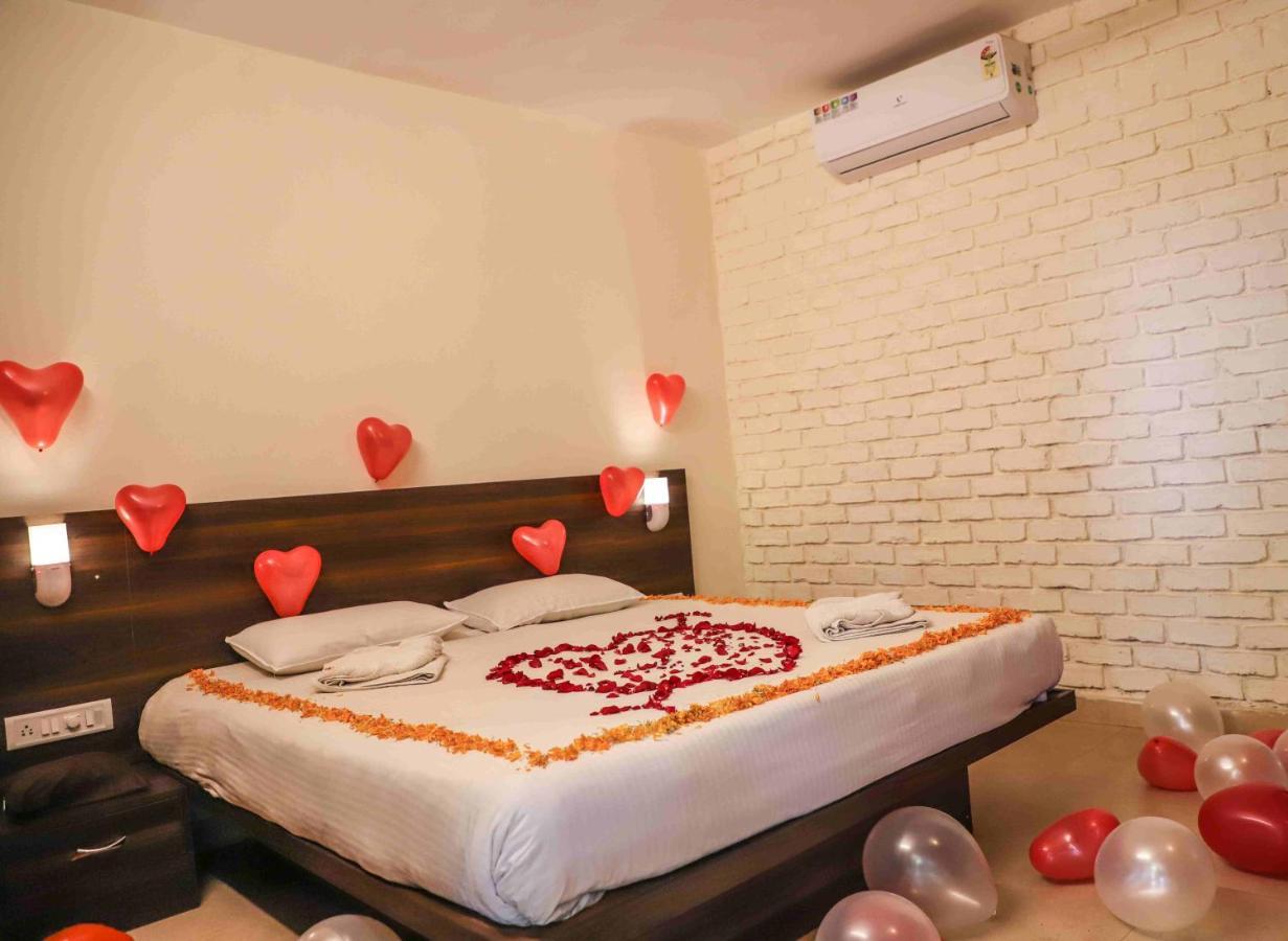 โอโย 9850 โฮเต็ล ออน เดอะ ร็อค Hotel มหาบาเลชวาร์ ภายนอก รูปภาพ