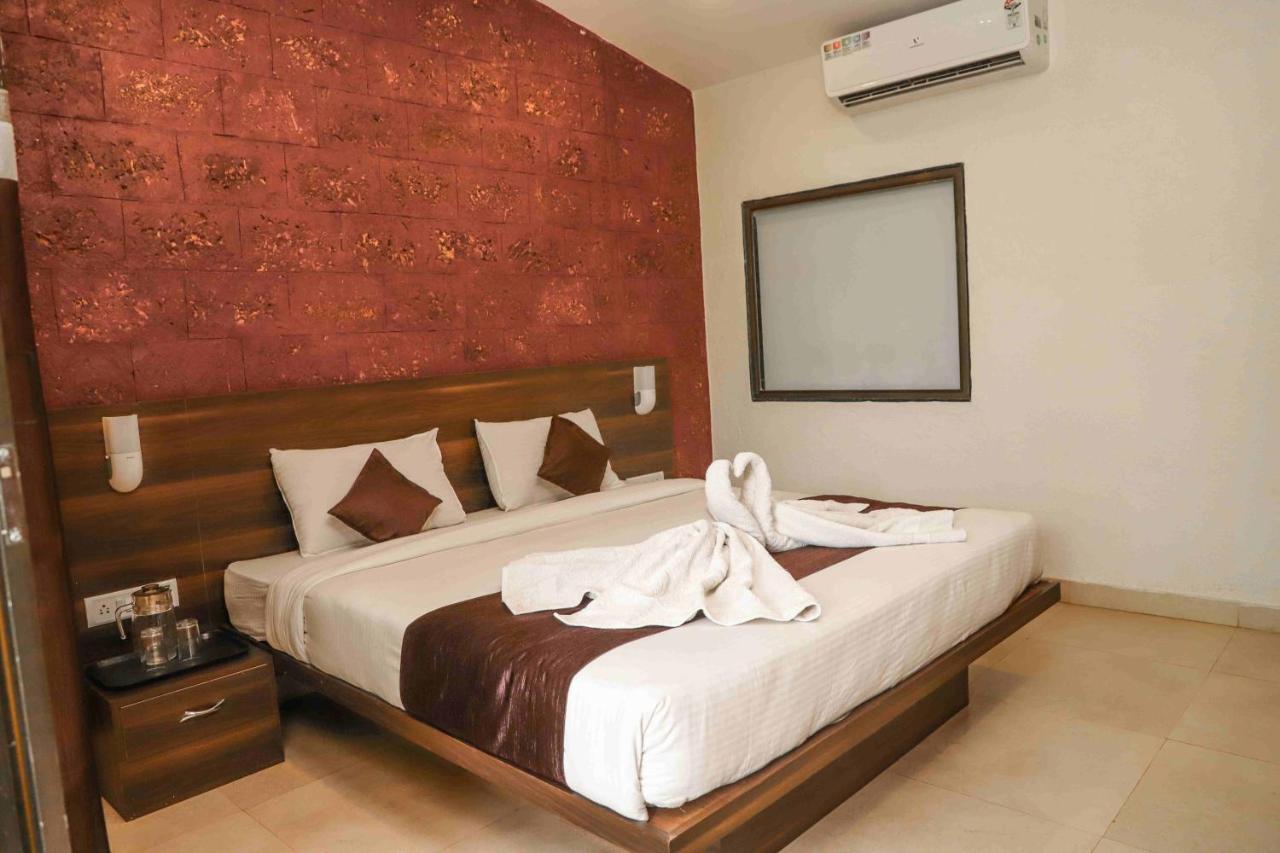 โอโย 9850 โฮเต็ล ออน เดอะ ร็อค Hotel มหาบาเลชวาร์ ภายนอก รูปภาพ