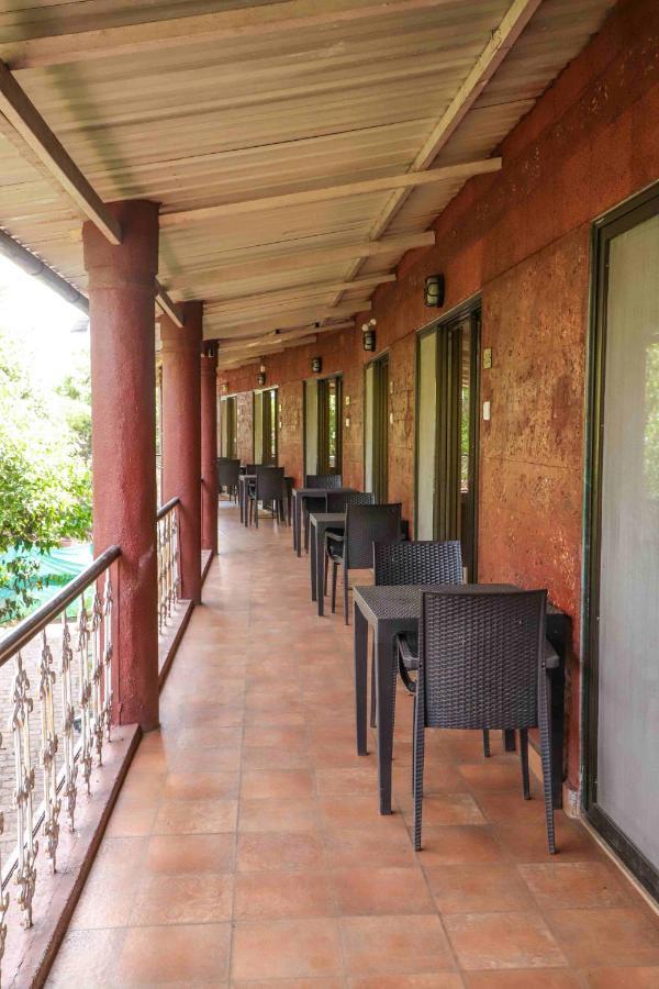 โอโย 9850 โฮเต็ล ออน เดอะ ร็อค Hotel มหาบาเลชวาร์ ภายนอก รูปภาพ