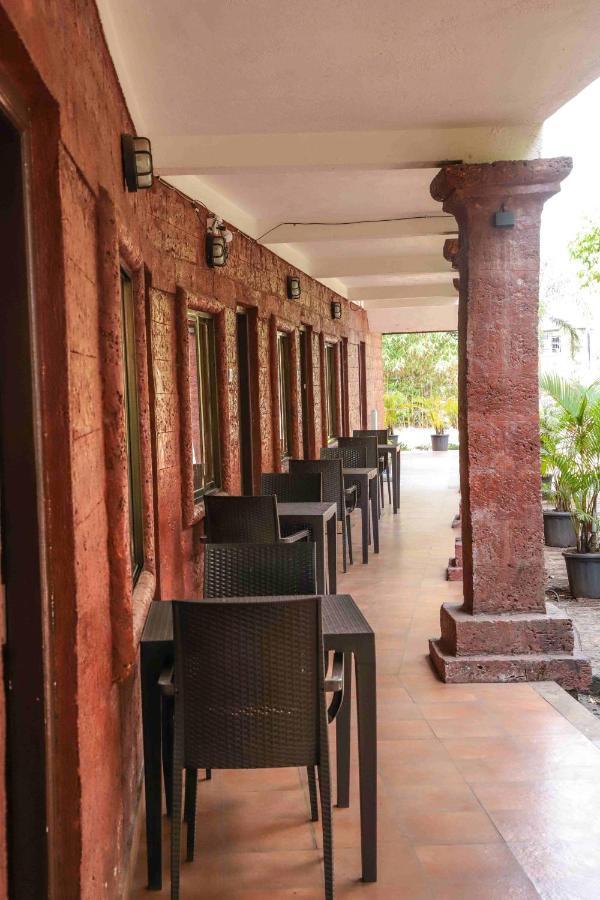 โอโย 9850 โฮเต็ล ออน เดอะ ร็อค Hotel มหาบาเลชวาร์ ภายนอก รูปภาพ