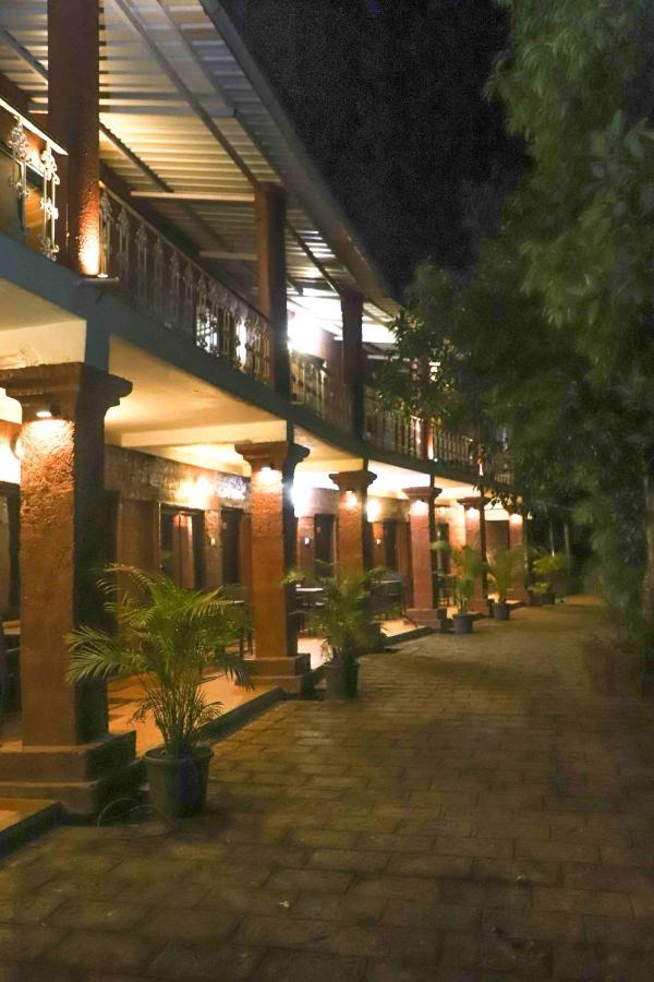 โอโย 9850 โฮเต็ล ออน เดอะ ร็อค Hotel มหาบาเลชวาร์ ภายนอก รูปภาพ