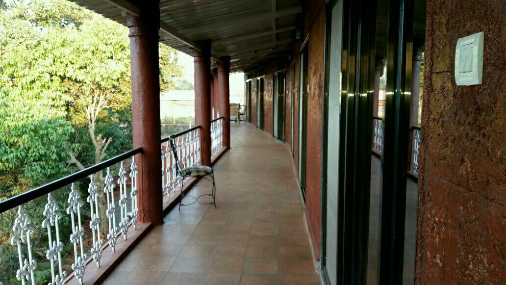 โอโย 9850 โฮเต็ล ออน เดอะ ร็อค Hotel มหาบาเลชวาร์ ภายนอก รูปภาพ