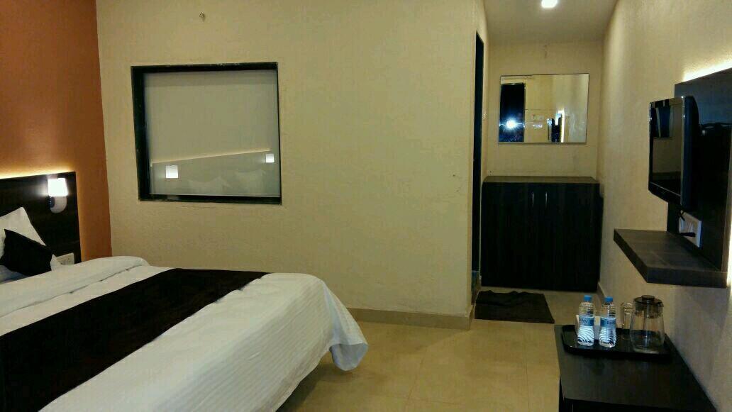 โอโย 9850 โฮเต็ล ออน เดอะ ร็อค Hotel มหาบาเลชวาร์ ภายนอก รูปภาพ