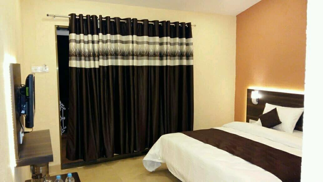 โอโย 9850 โฮเต็ล ออน เดอะ ร็อค Hotel มหาบาเลชวาร์ ภายนอก รูปภาพ