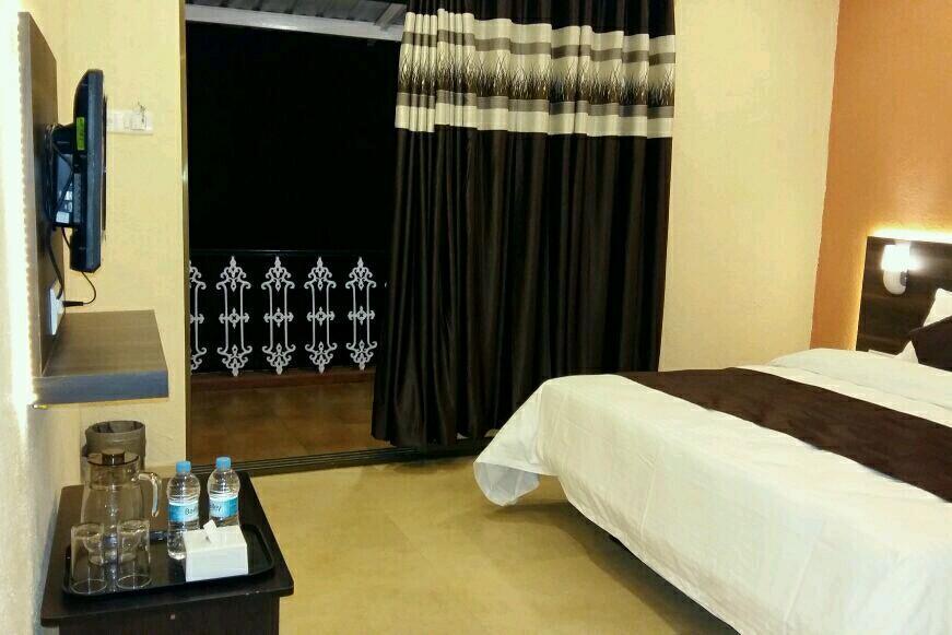 โอโย 9850 โฮเต็ล ออน เดอะ ร็อค Hotel มหาบาเลชวาร์ ภายนอก รูปภาพ