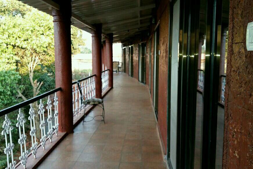 โอโย 9850 โฮเต็ล ออน เดอะ ร็อค Hotel มหาบาเลชวาร์ ภายนอก รูปภาพ