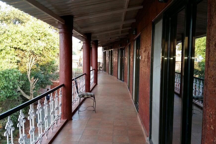 โอโย 9850 โฮเต็ล ออน เดอะ ร็อค Hotel มหาบาเลชวาร์ ภายนอก รูปภาพ