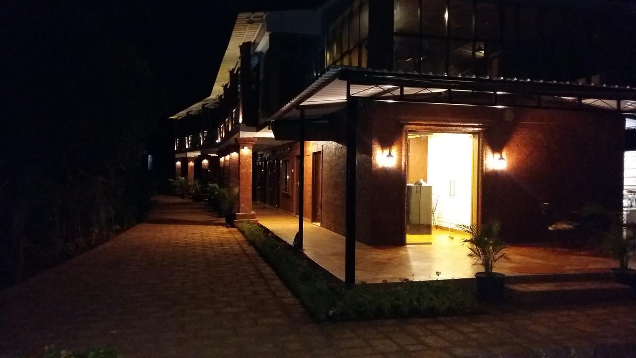 โอโย 9850 โฮเต็ล ออน เดอะ ร็อค Hotel มหาบาเลชวาร์ ภายนอก รูปภาพ