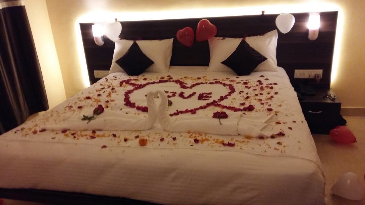 โอโย 9850 โฮเต็ล ออน เดอะ ร็อค Hotel มหาบาเลชวาร์ ภายนอก รูปภาพ